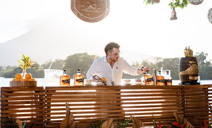 Foto de Bartender con los Rones de Flor de Caña